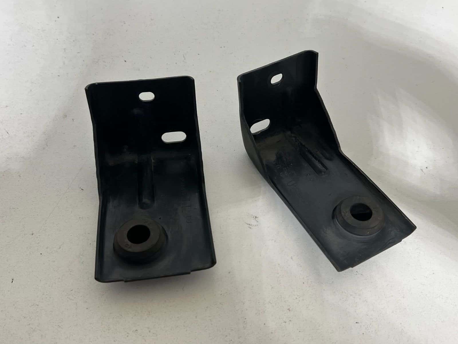 2010-2016 Cadillac SRX OEM Upper Radiator Brackets Pair 25881550 25881551