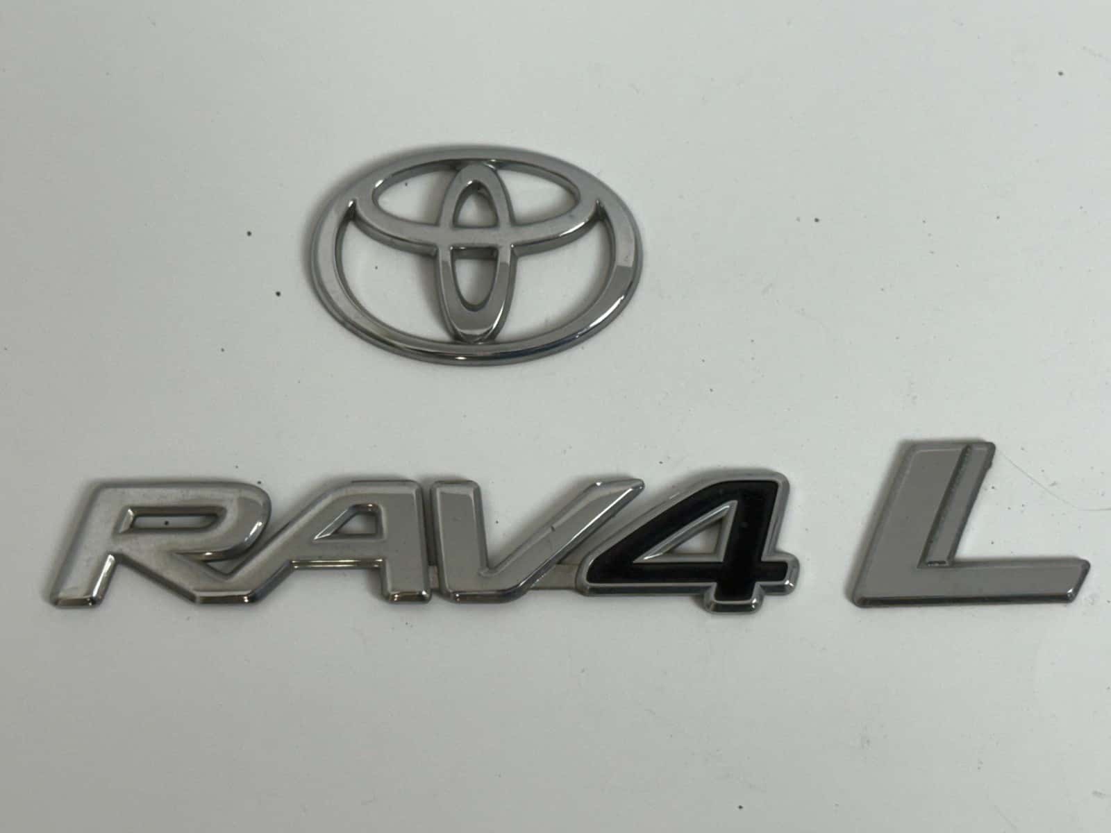 2001-2005 Toyota RAV4 XA20 OEM rear liftgate emblem set 75471-42020