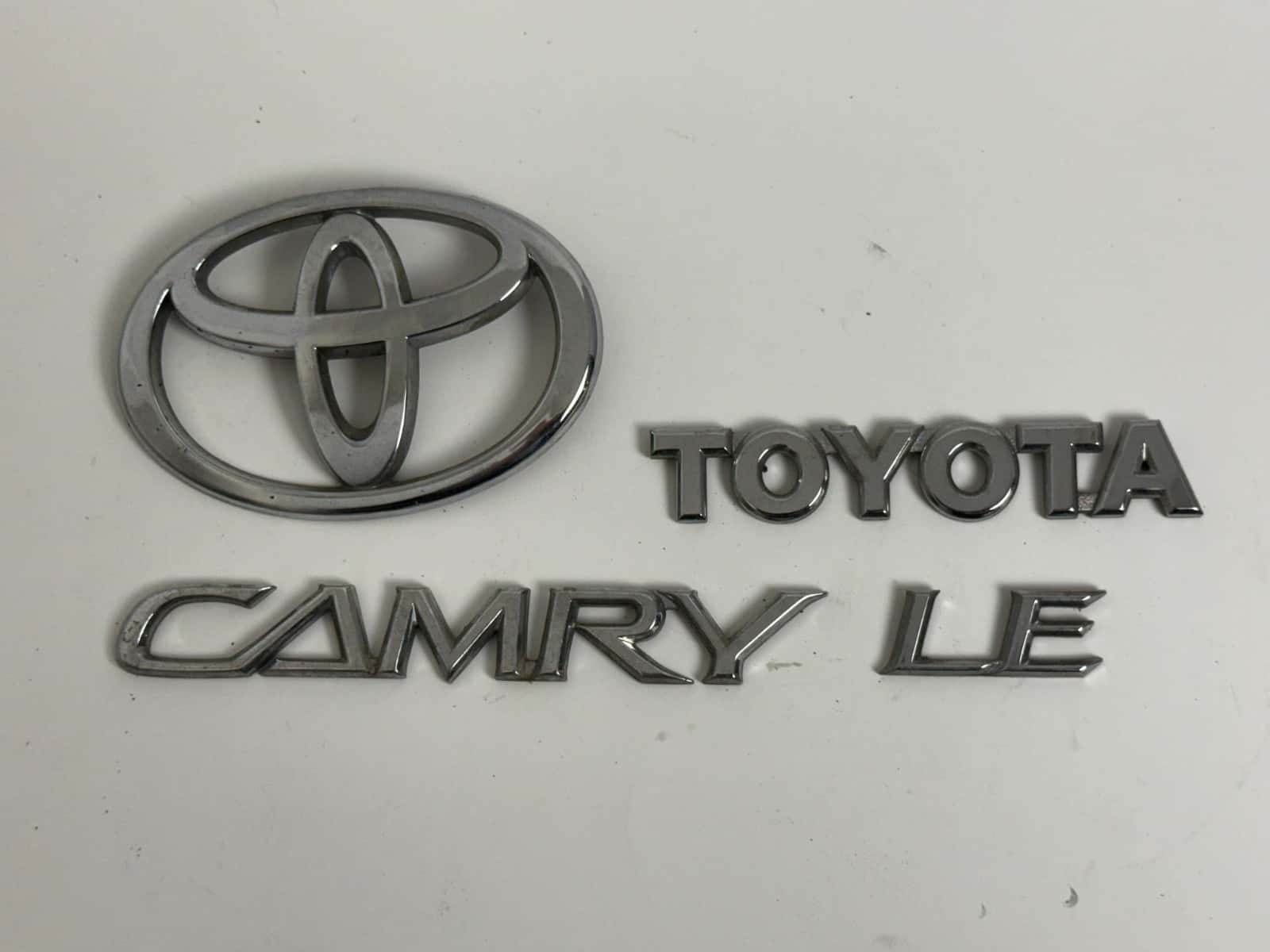 2002-2004 Toyota Camry LE XV30 OEM rear trunk emblem full set 75443-06020