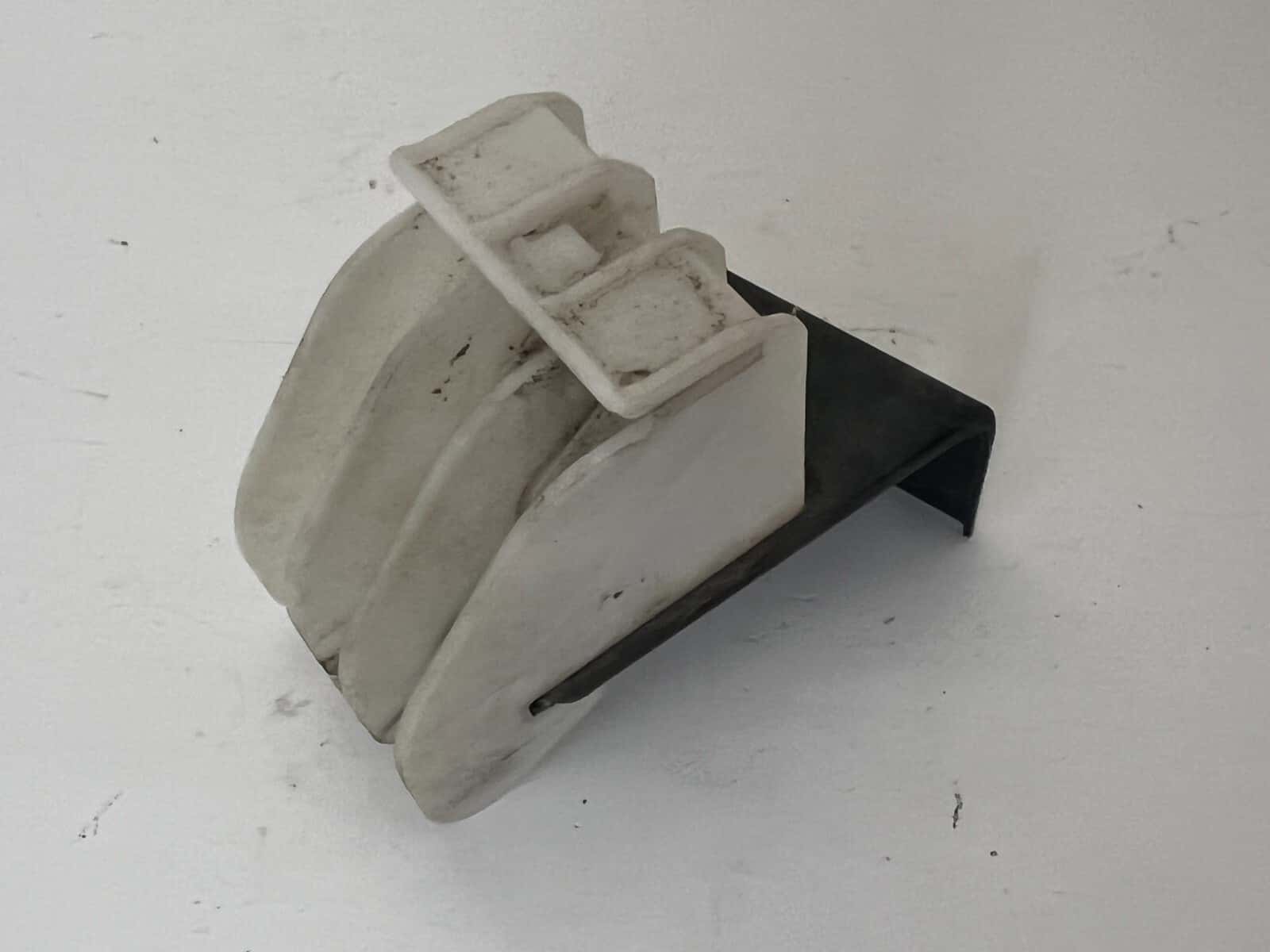 2006-2010 Infiniti M35 M45 OEM Right Lower Headlight Bracket 26040-EH10A