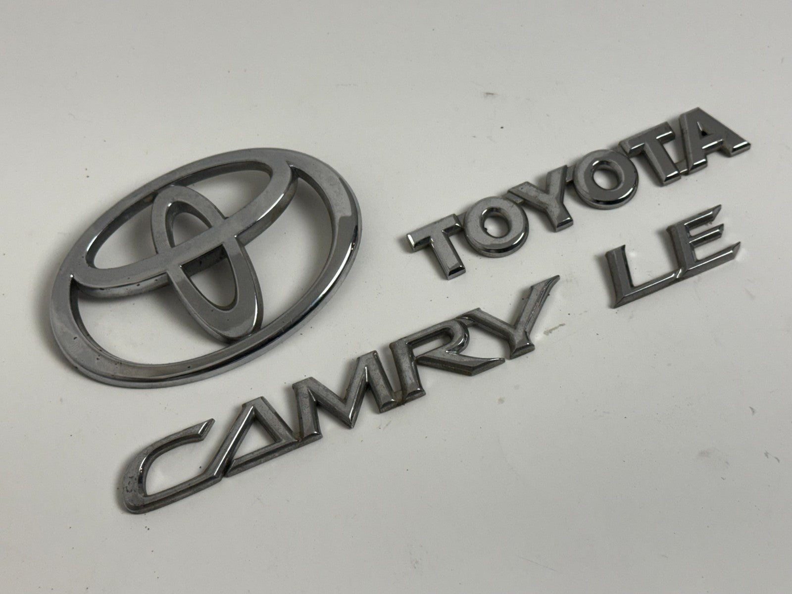 2002-2004 Toyota Camry LE XV30 OEM rear trunk emblem full set 75443-06020