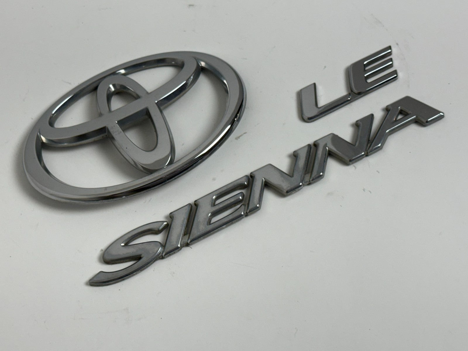 2004-2010 Toyota Sienna LE XL20 OEM rear liftgate emblem set 75441-08030
