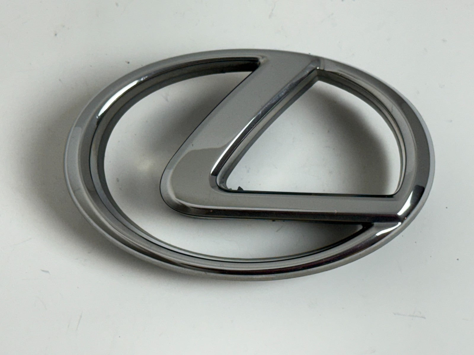 2004-2009 Lexus RX330 RX400h front grille emblem  OEM 75311-48070