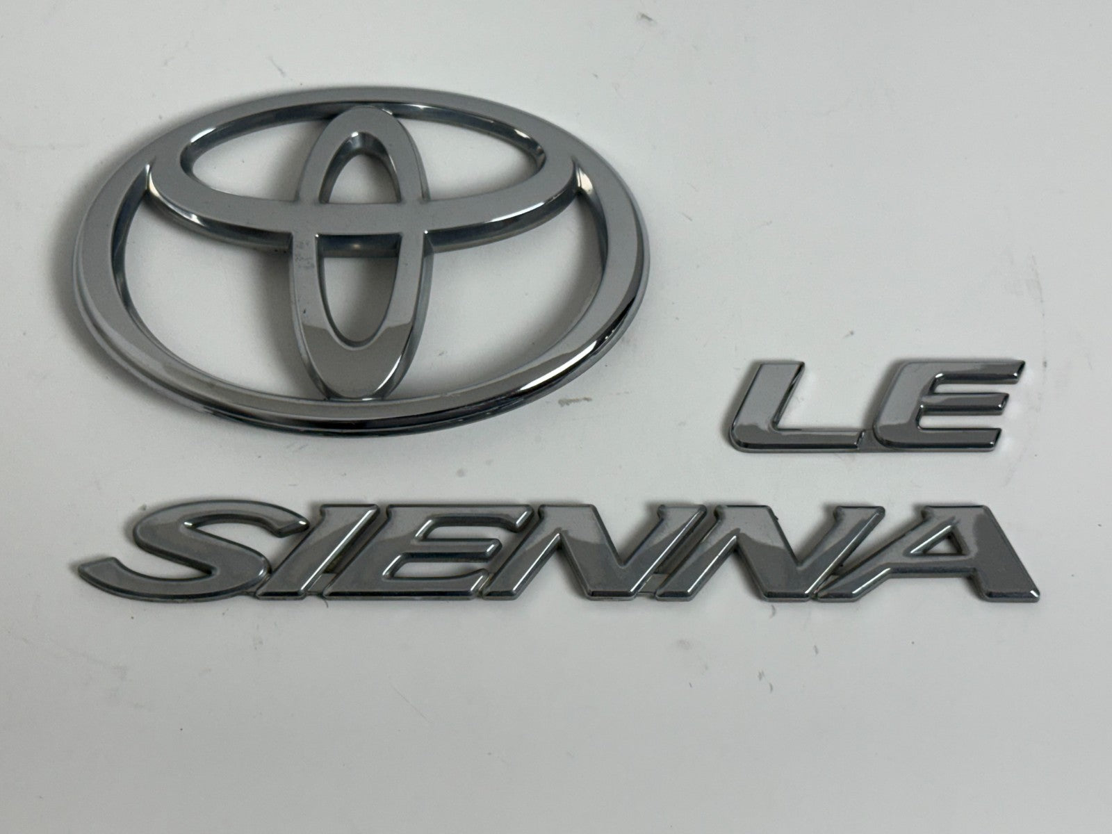 2004-2010 Toyota Sienna LE XL20 OEM rear liftgate emblem set 75441-08030