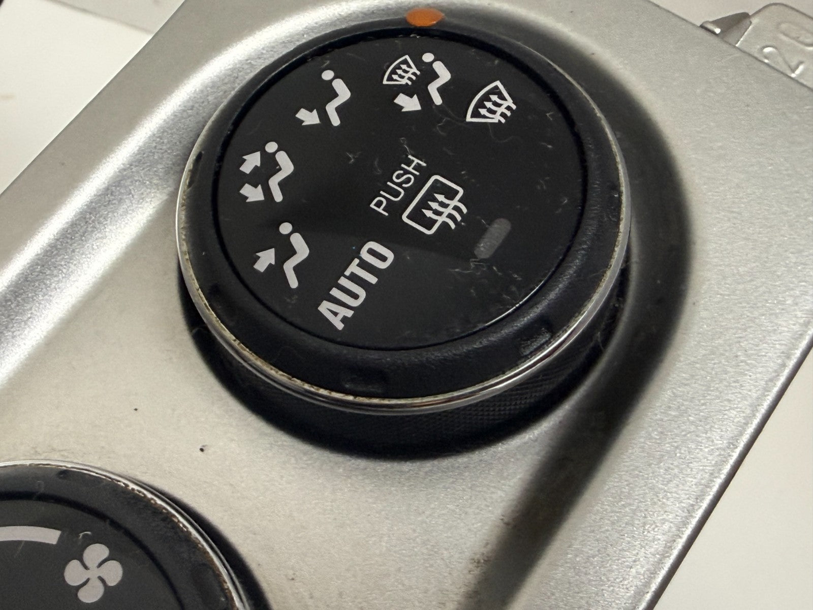 2005 SUZUKI AERIO AUTO AC CLIMATE HEATER CONTROL 35910-59J40 DASH VENT BEZEL