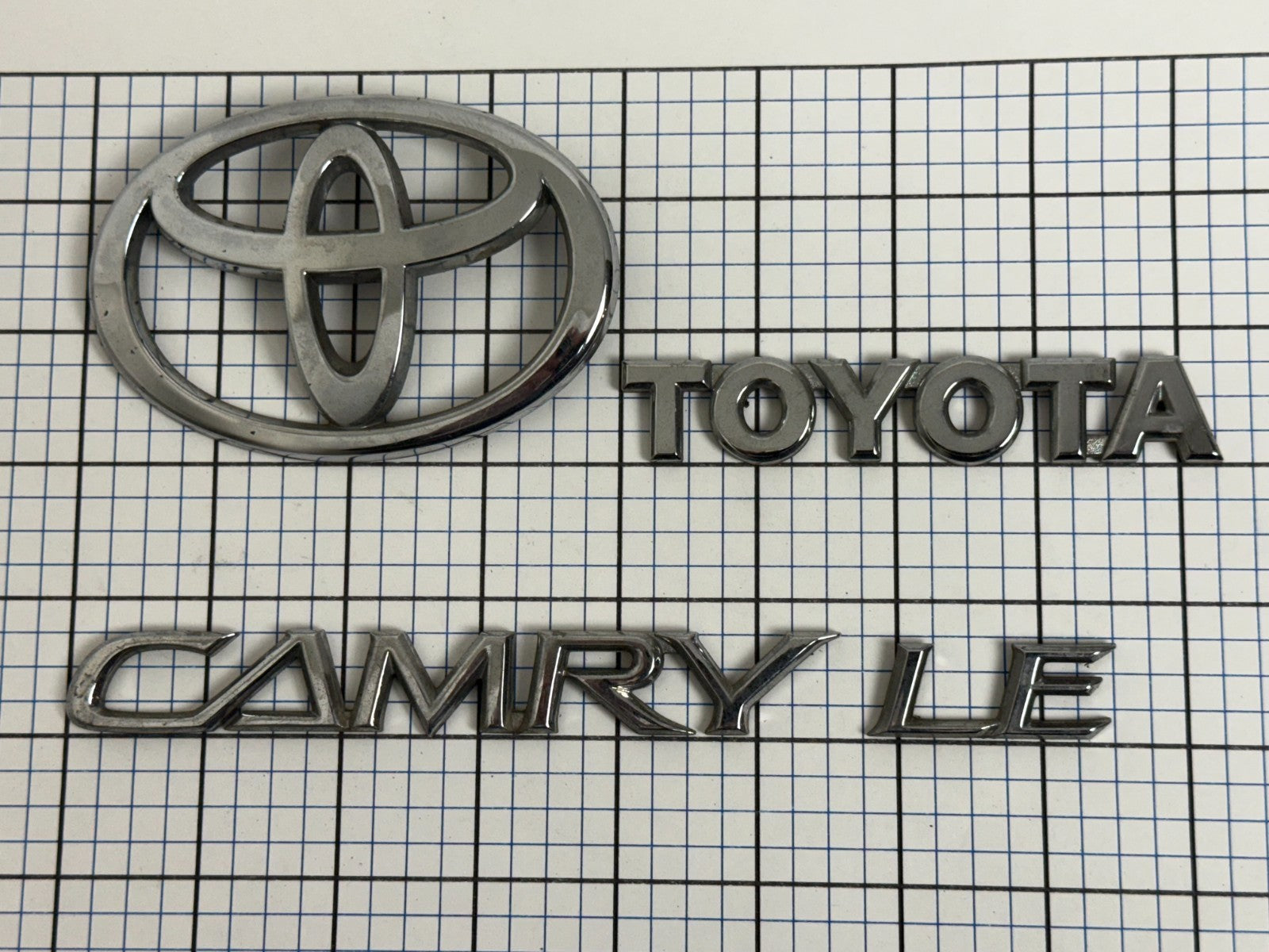 2002-2004 Toyota Camry LE XV30 OEM rear trunk emblem full set 75443-06020
