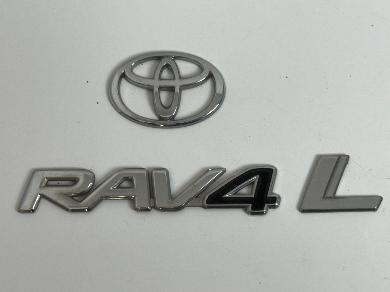 2001-2005 Toyota RAV4 XA20 OEM rear liftgate emblem set 75471-42020