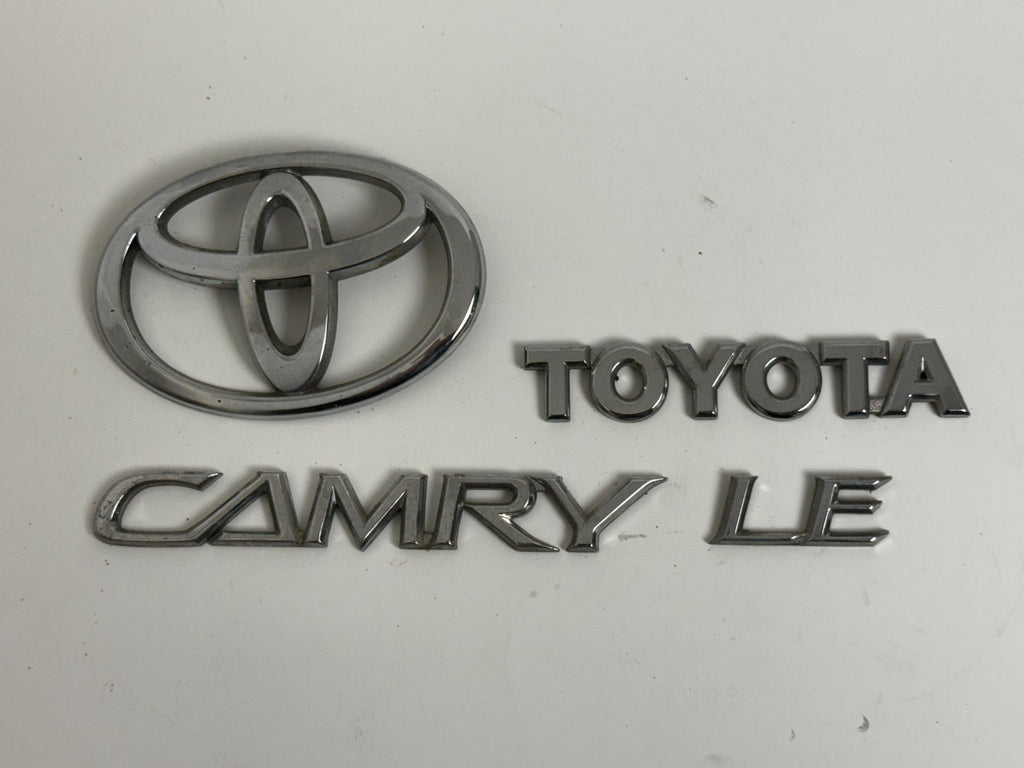 2002-2004 Toyota Camry LE XV30 OEM rear trunk emblem full set 75443-06020
