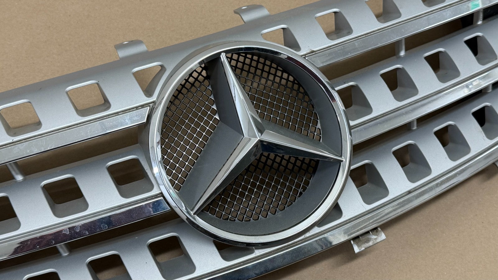 MERCEDES 2009 - 2011 W164 Ml350 Ml550 Radiator Hood Grille Grill Assembly