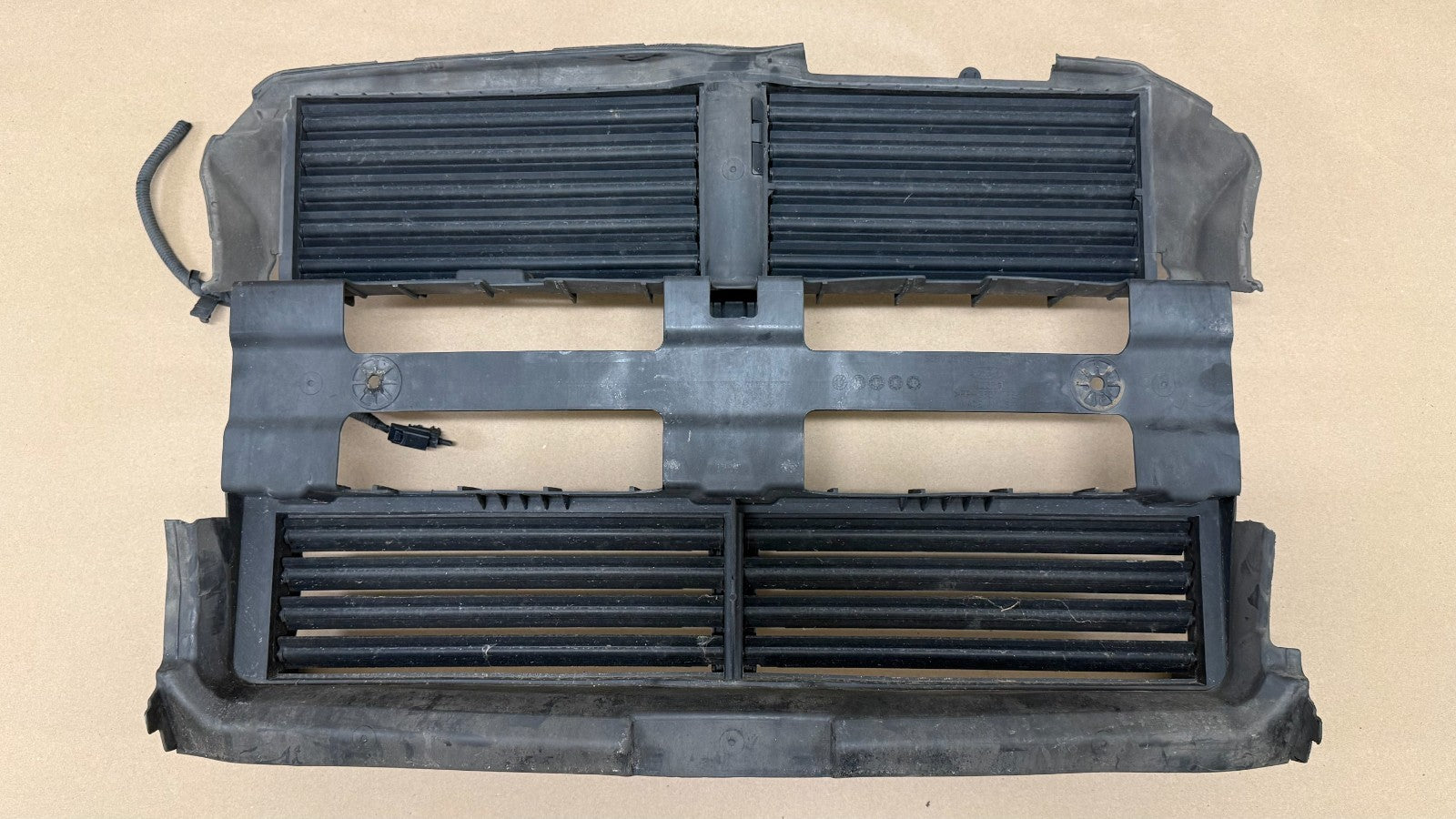 FORD Taurus 2015 Radiator Grille Active Shutter Assembly W/ Motor Dg13-8475