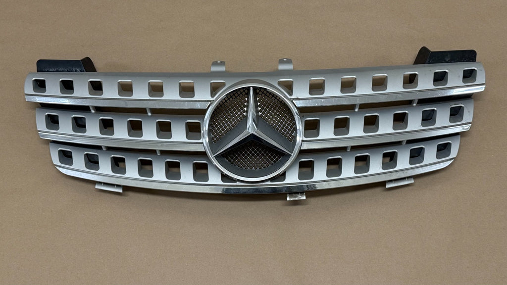 MERCEDES 2009 - 2011 W164 Ml350 Ml550 Radiator Hood Grille Grill Assembly