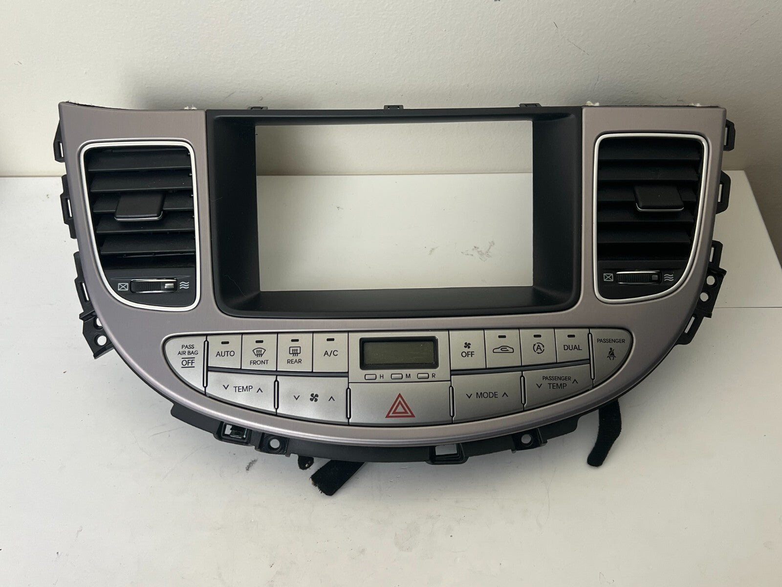 HYUNDAI Genesis 09-12 AC Heat Center Dash Climate Control Console Air Vents