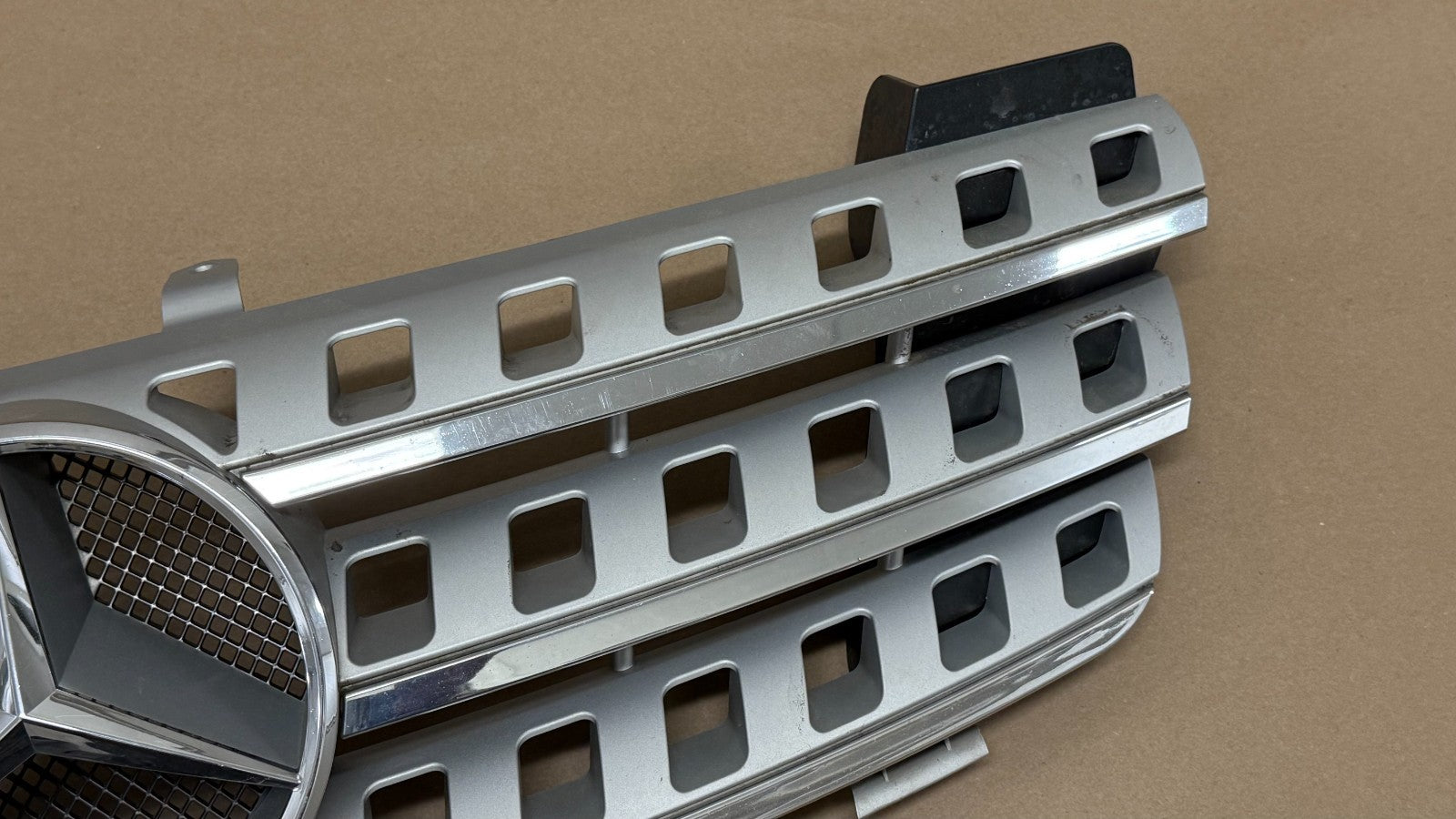 MERCEDES 2009 - 2011 W164 Ml350 Ml550 Radiator Hood Grille Grill Assembly