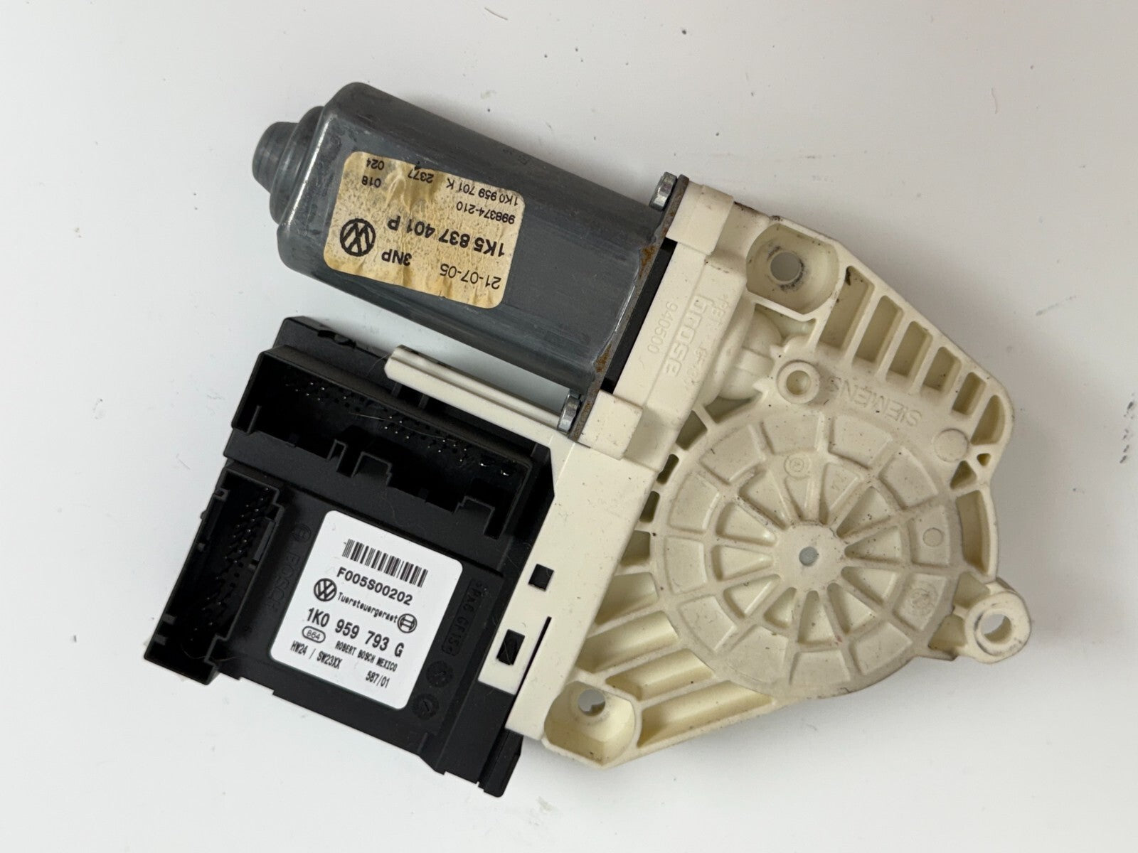 VOLKSWAGEN VW Jetta Mk5 2005 Front Left Driver Door Power Window Regulator Motor